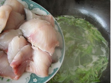 倒入鱼片，煮约5分钟