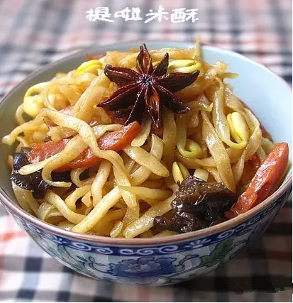 豆芽焖面